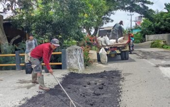 Melalui Dinas Bina Marga,Cipta Karya dan tata Ruang Pemkab Pinrang lakukan perbaikan jalan sebagai bentuk komitmen