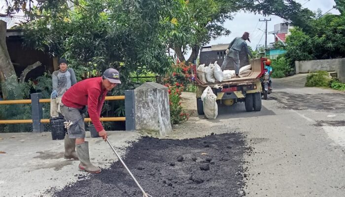 Melalui Dinas Bina Marga,Cipta Karya dan tata Ruang Pemkab Pinrang lakukan perbaikan jalan sebagai bentuk komitmen
