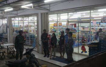 Sinergi TNI dan Damkar, Sertu Isman Pimpin Patroli Siskamling di Desa Corawali