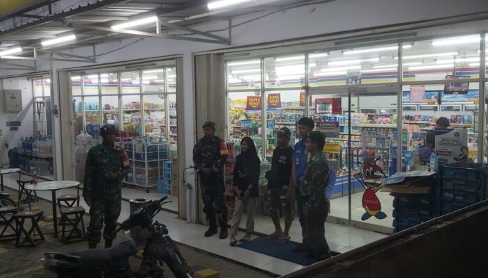 Sinergi TNI dan Damkar, Sertu Isman Pimpin Patroli Siskamling di Desa Corawali