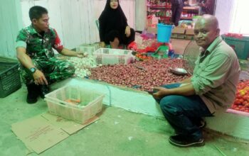 Pastikan Dapur Warga Tetap “Ngebul” di Bulan Ramadan, Babinsa Tanru Tedong Terjun ke Pasar