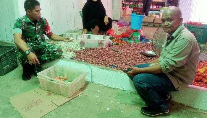 Pastikan Dapur Warga Tetap “Ngebul” di Bulan Ramadan, Babinsa Tanru Tedong Terjun ke Pasar