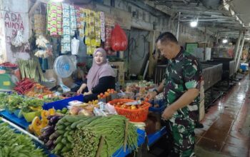 Babinsa Ramil 03/Maritengngae Pantau Harga Bahan Pokok di Pasar Sentral Pangkajene