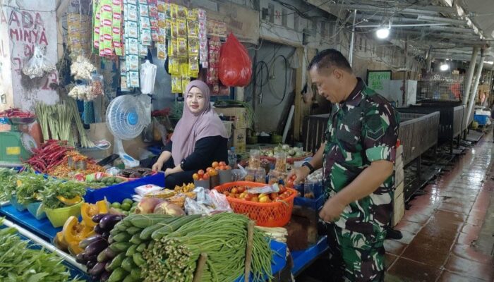 Babinsa Ramil 03/Maritengngae Pantau Harga Bahan Pokok di Pasar Sentral Pangkajene