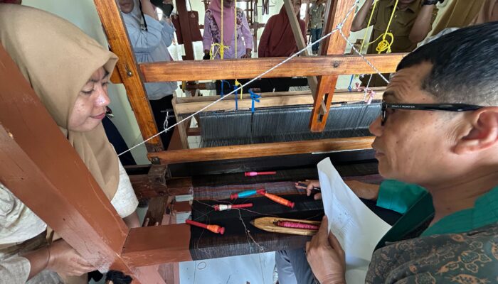 Tingkatkan Daya Saing, Pengrajin Tenun Bira Ikuti Pelatihan Desain