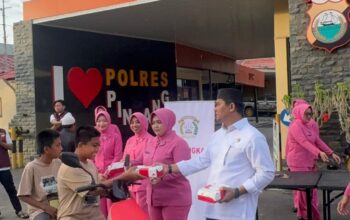 Satresnarkoba gelar kemanusian dengan membagikan takjil gratis ke pengguna jalan