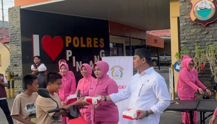 Satresnarkoba gelar kemanusian dengan membagikan takjil gratis ke pengguna jalan