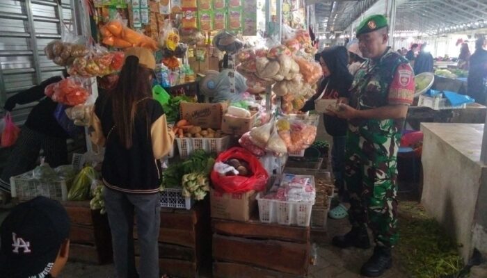 Pastikan Stok Aman Pasca Lebaran, Babinsa Koramil 1420-04/Watang Pulu Pantau Harga Sembako di Pasar Lawawoi