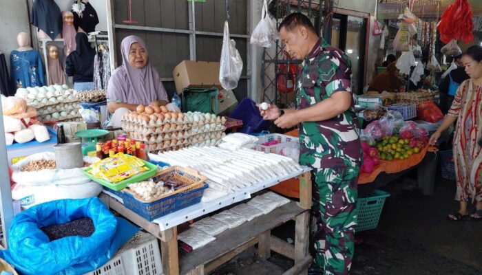 Babinsa Koramil 1420-03/Maritengngae Pantau Harga Pangan di Pasar Sentral Pangkajene