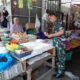 Babinsa Koramil 1420-03/Maritengngae Pantau Harga Pangan di Pasar Sentral Pangkajene