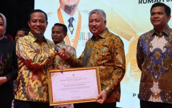 Pemerintah kabupaten Pinrang raih penghargaan Adipura dari kementrian Lingkungan Hidup di serahkan oleh Gubernur Sulsel