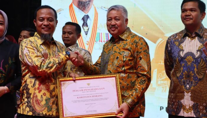 Pemerintah kabupaten Pinrang raih penghargaan Adipura dari kementrian Lingkungan Hidup di serahkan oleh Gubernur Sulsel