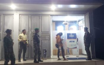 Tingkatkan Keamanan Wilayah, Babinsa Koramil 1420-01/Panca Lautang Gelar Patroli Siskamling di Desa Corawali