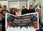 Jelang buka puasa.Onwer Shine_Sweet Berbagi Takjil Nasi Kotak kepada Pengguna Jalan di Bulan Ramadan