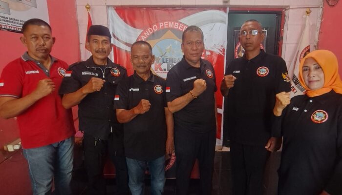Ketua Lembaga Komando Pemberantasan Korupsi Kabupaten Sidrap Serahkan SK dan ID Card kepada Pengurus