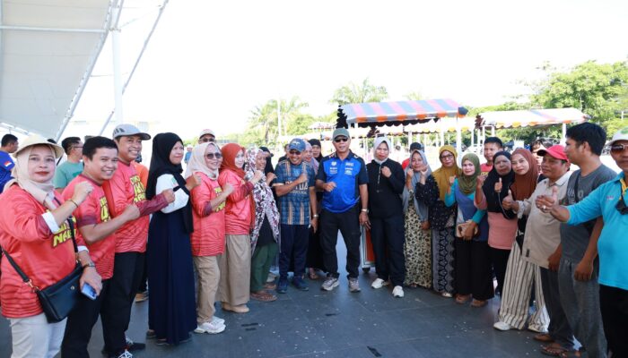 Dibantu Gerobak, Andi Utta Minta Pelaku UMKM Jaga Kerapihan dan Kebersihan Pantai Merpati