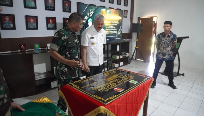 Panglima komando Daerah Militer XIV/hasanuddin berkunjung ke markas batalyon infanteri 721/Makkasau dan kodim 1404 Pinrang di sambut oleh bupati pinrang