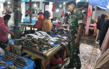 Pantau Harga Sembako, Babinsa Koramil 05/Duapitue Cek Pasar Sentral Tanrutedong