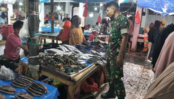 Pantau Harga Sembako, Babinsa Koramil 05/Duapitue Cek Pasar Sentral Tanrutedong