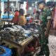 Pantau Harga Sembako, Babinsa Koramil 05/Duapitue Cek Pasar Sentral Tanrutedong