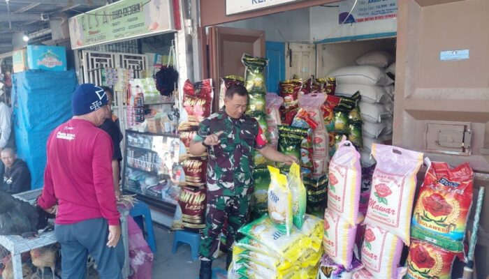 Harga Sembako Sesuai Standar Pemerintah, Babinsa Koramil 1420-03/Maritengngae Pantau Pasar Sentral Pangkajene
