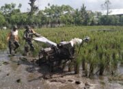 Babinsa Kelurahan Sidenreng Pantau LTT dan Pendampingan Pengolahan Lahan di Poktan Elo Puang