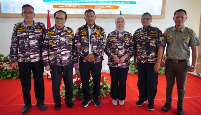 Buka Muscab Lima Daerah, Bupati Andi Utta Dipakaikan Jaket FKPPI