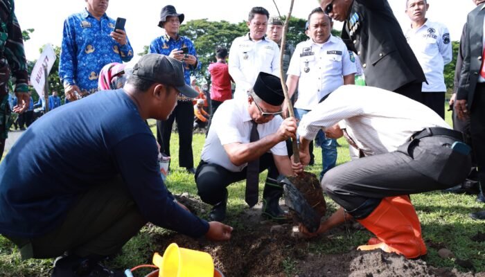 Tanam Pohon Kembali Warnai Peringatan Harkitnas