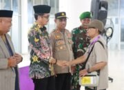 Sekretaris Daerah kab.pinrang A.Calo Kerrang melepas langsung keberangkatan jamaah haji pinrang