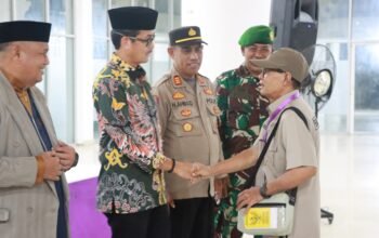 Sekretaris Daerah kab.pinrang A.Calo Kerrang melepas langsung keberangkatan jamaah haji pinrang
