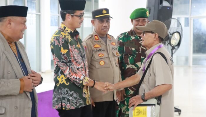 Sekretaris Daerah kab.pinrang A.Calo Kerrang melepas langsung keberangkatan jamaah haji pinrang