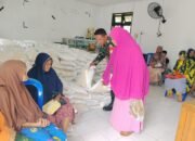 Babinsa Kelurahan Batu Lappa Pendampingi Penyaluran Bantuan Pangan Beras dan Minyak Goreng Tahun 2026