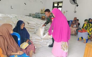 Babinsa Kelurahan Batu Lappa Pendampingi Penyaluran Bantuan Pangan Beras dan Minyak Goreng Tahun 2026