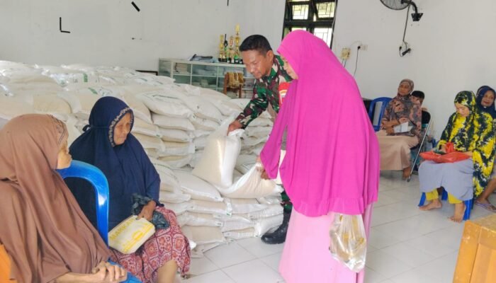 Babinsa Kelurahan Batu Lappa Pendampingi Penyaluran Bantuan Pangan Beras dan Minyak Goreng Tahun 2026