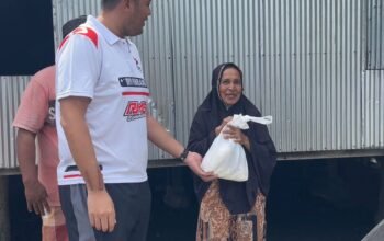 DPD partai solidaritas Indonesia (PSI) lakukan kegiatan sosial melalui agenda rutin Jumat berbagi didampingi pengurus DPD PSI kabupaten Pinrang