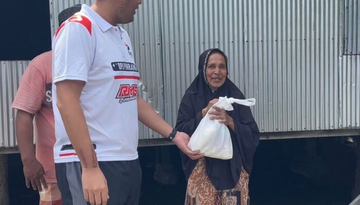 DPD partai solidaritas Indonesia (PSI) lakukan kegiatan sosial melalui agenda rutin Jumat berbagi didampingi pengurus DPD PSI kabupaten Pinrang