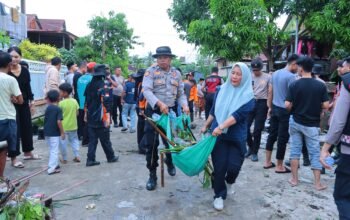 Cegah Banjir, Polisi dan Warga Kompak Bersihkan Saluran Irigasi di Sidrap