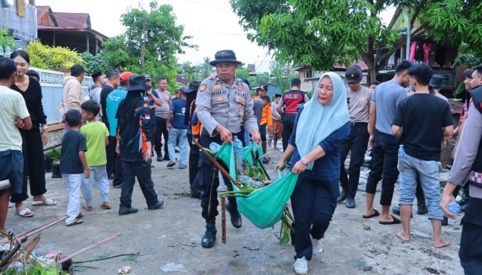 Cegah Banjir, Polisi dan Warga Kompak Bersihkan Saluran Irigasi di Sidrap