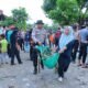 Cegah Banjir, Polisi dan Warga Kompak Bersihkan Saluran Irigasi di Sidrap