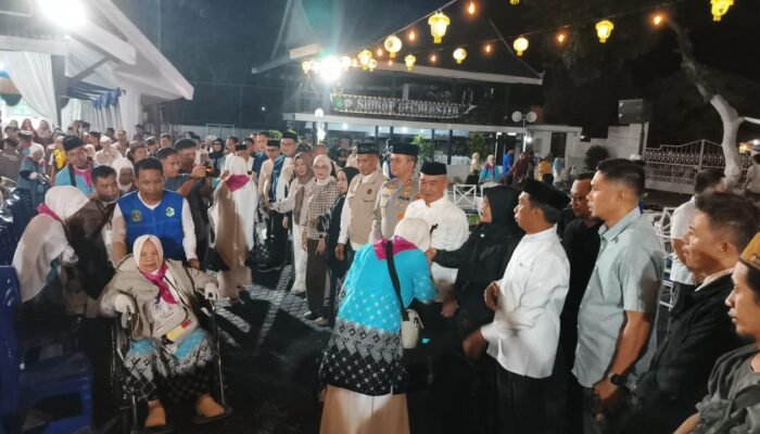 Tangis Keluarga Iringi Keberangkatan Jemaah Haji Sidrap, Kapolres Ikut Dampingi Hingga Akhir