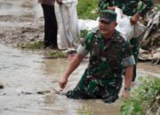 Aksi Nyata Dandim 1420 Sidrap, Turun Langsung Bangun Tanggul Penahan Banjir