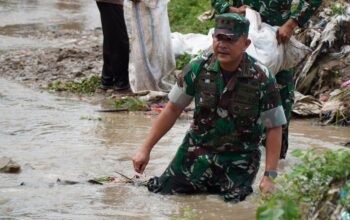 Aksi Nyata Dandim 1420 Sidrap, Turun Langsung Bangun Tanggul Penahan Banjir