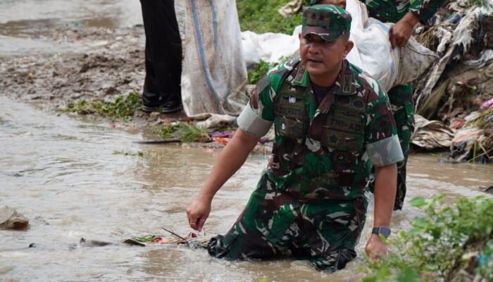Aksi Nyata Dandim 1420 Sidrap, Turun Langsung Bangun Tanggul Penahan Banjir