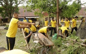 PERSONEL POLRES PINRANG GELAR JUMAT BERSIH, DUKUNG GERAKAN ASRI DI LINGKUNGAN ASRAMA POLISI.