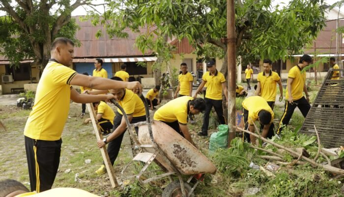 PERSONEL POLRES PINRANG GELAR JUMAT BERSIH, DUKUNG GERAKAN ASRI DI LINGKUNGAN ASRAMA POLISI.
