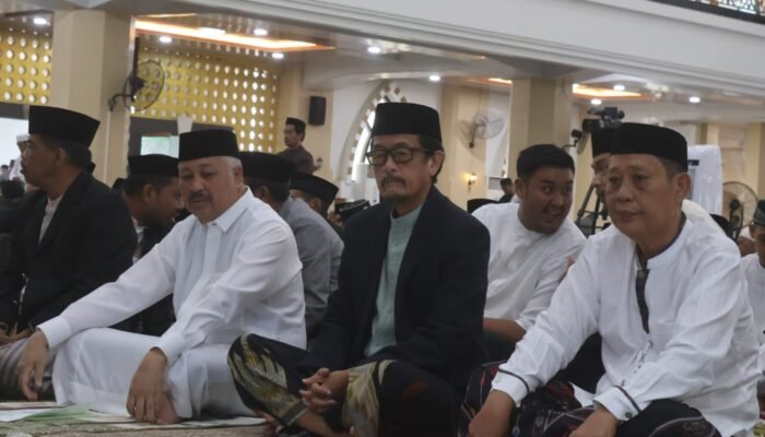 Pemkab Pinrang bersama ribuan masyarakat padati masjid Agung Al-Munawwir laksanakan salat Idul Adha 1447 hijriah