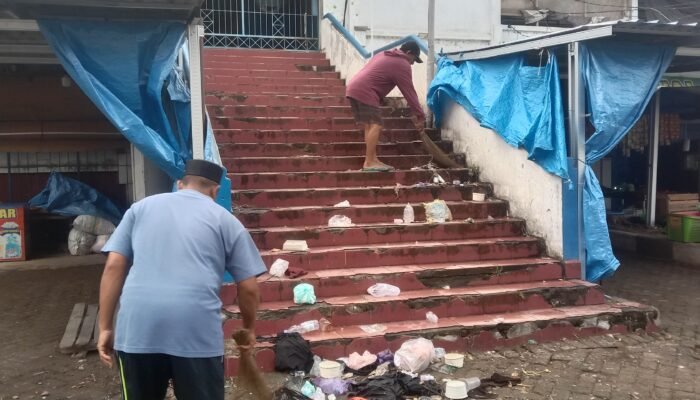 UPTD Pasar Sentral Pangkajene Gelar Jumat Bersih di Area Pasar