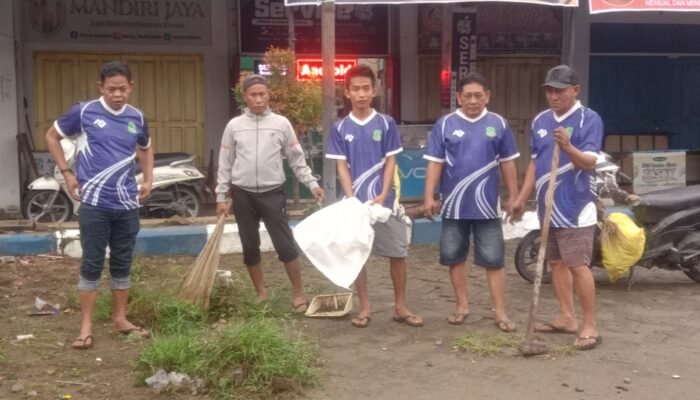 UPTD Pasar Sentral Pangkajene Gelar Jumat Bersih Melalui Kerja Bakti Lingkungan Pasar