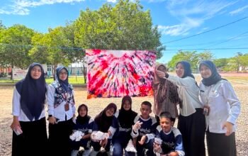 Rumah Membatik Bunga Mawar Bulukumba Latih Siswa SRMP 23 Makassar Bikin Sarung Batik Shibori