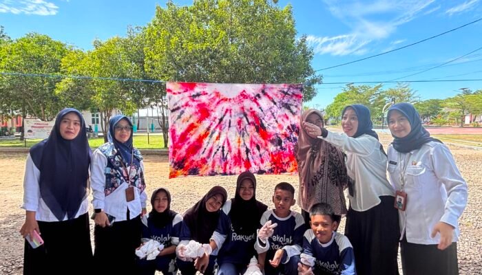 Rumah Membatik Bunga Mawar Bulukumba Latih Siswa SRMP 23 Makassar Bikin Sarung Batik Shibori